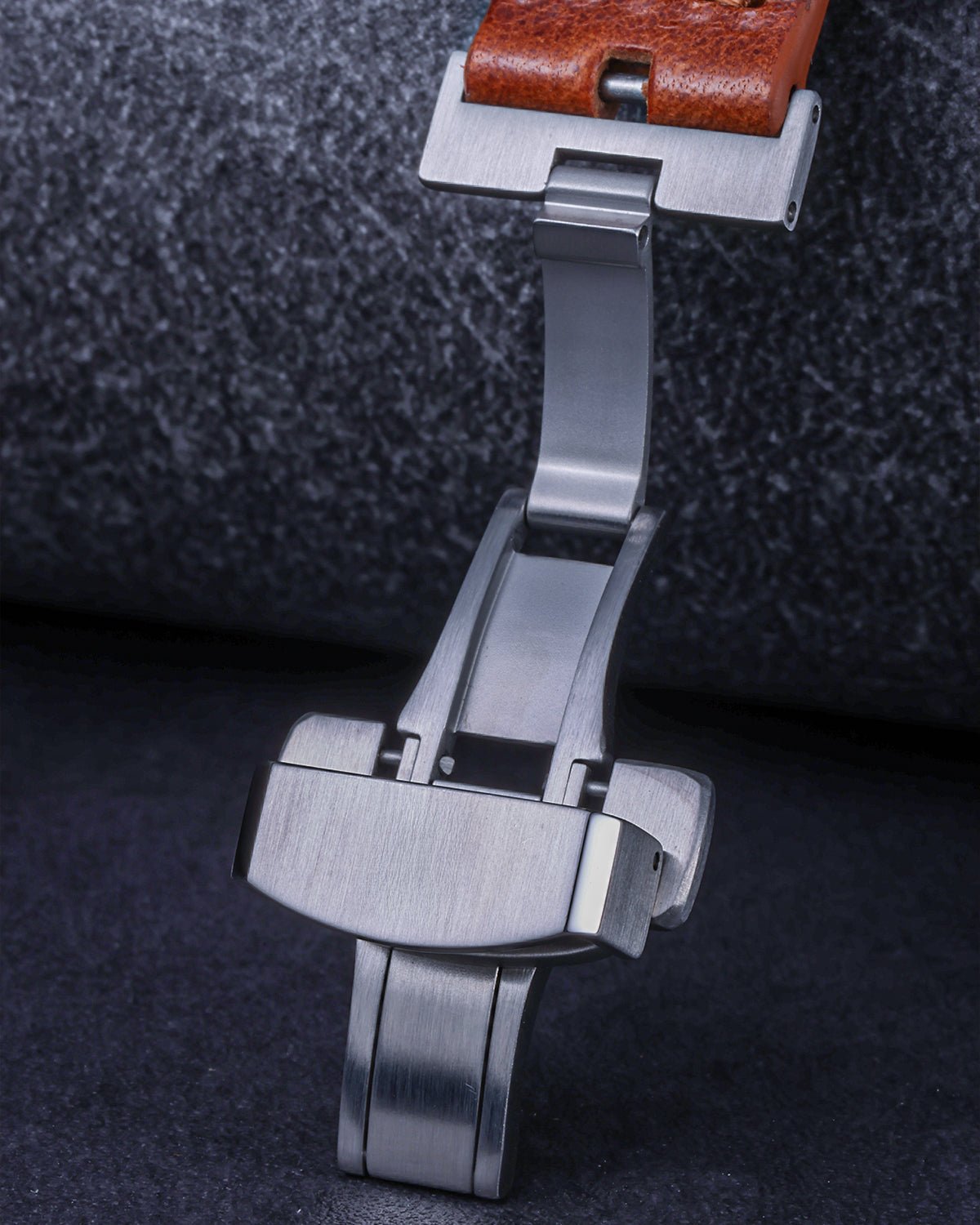 Polished-Contrast-Leather-Strap-Deployant-Clasp-5